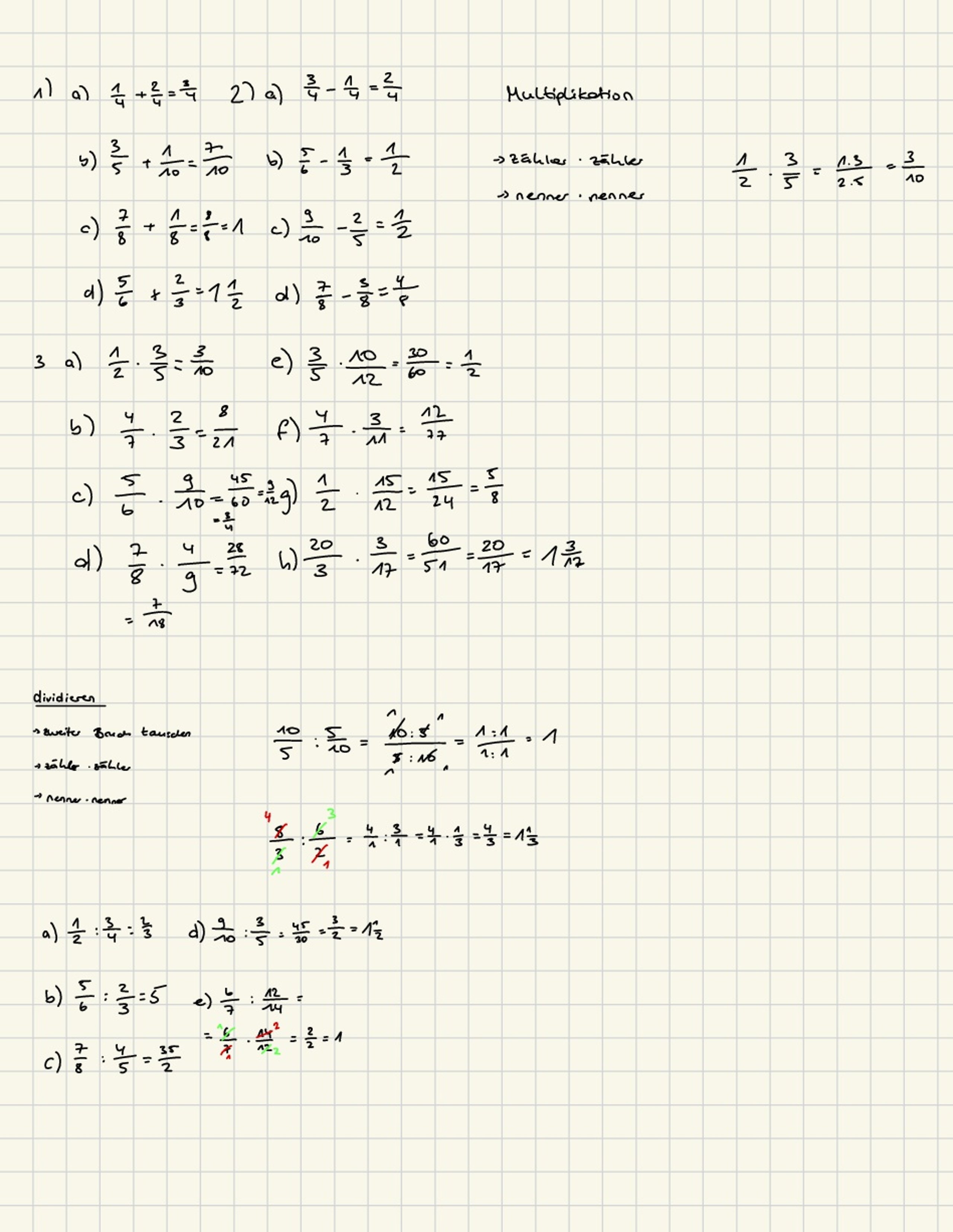 Mathematikaufgaben zur Multiplikation und Division von Brüchen auf kariertem Papier.